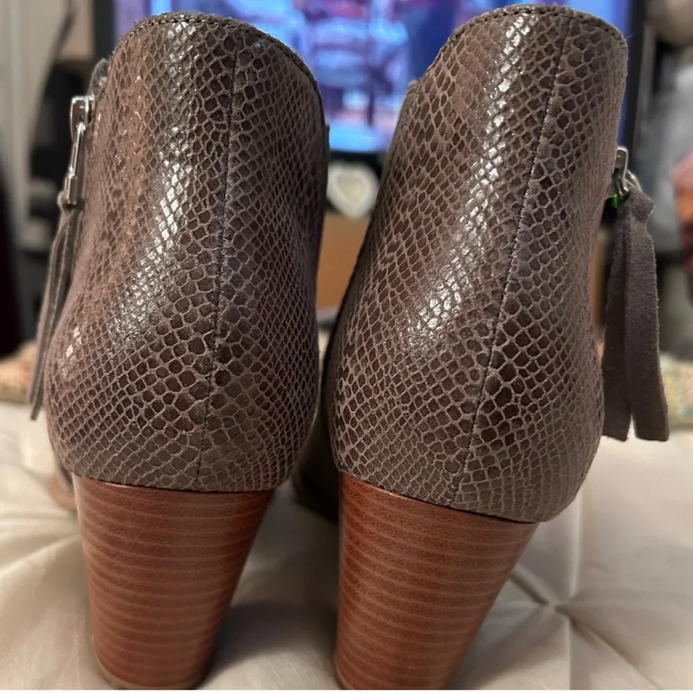 EUC VIONIC ANNE CHELSEA ANKLE BOOTIES WITH LEATHER AND SUEDE 9 - Picture 4 of 6
